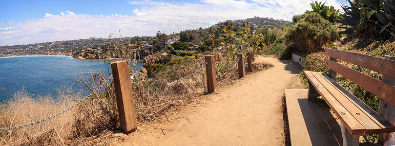 沿海地区摄影照片_La Jolla Cov 沿海地区上方的远足径和长椅