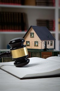 法律木槌和房屋贷款概念。