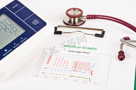 预防卒中摄影照片_生命体征图表、医学图表和测量血压。