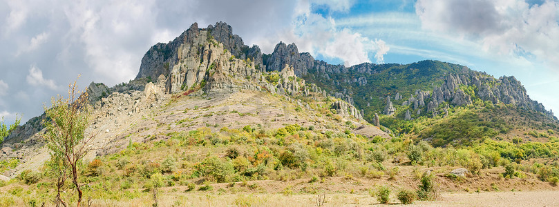 风化摄影照片_山的全景与风化的岩石