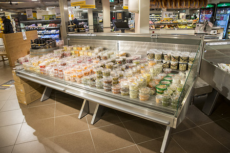 买商品摄影照片_荷兰的超市，货架上摆满了食物