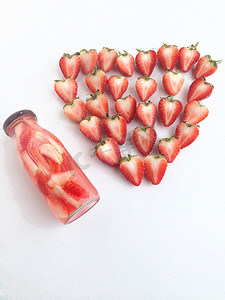 草莓饮料和草莓心形