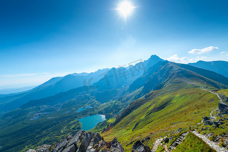 波兰 Kasprowy Wierch 山顶上空灿烂的阳光