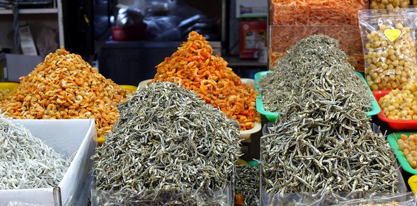鸡虾干锅摄影照片_卖鱼干和虾干