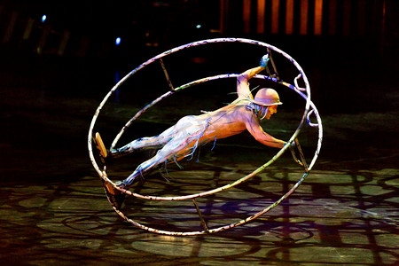 表演者在太阳马戏团的表演“Quidam”中跳绳