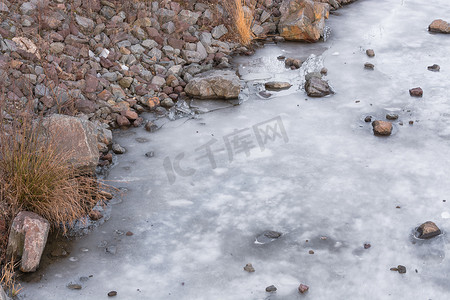 冻土摄影照片_鲁尔河结冰了。