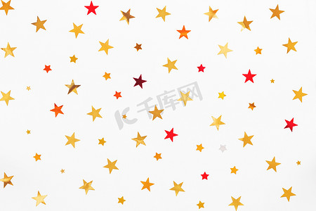 假日背景与金色和红色的星星五彩纸屑。