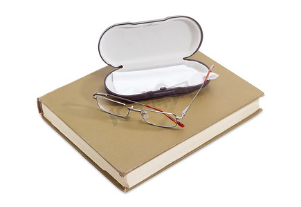 书上的现代经典男士眼镜和盒子