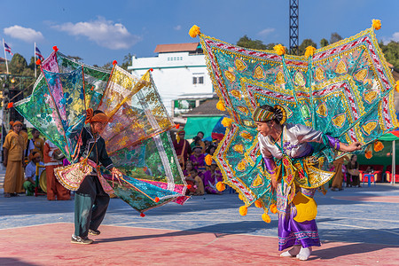 一群身着部落服饰的掸族或泰亚族（居住在缅甸和泰国部分地区）在掸族新年庆祝活动中跳本地舞蹈。