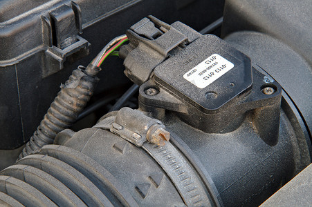 空气滤清器外壳上汽车的质量空气流量传感器。