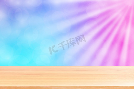 空木桌地板在柔和的紫色散景灯光束闪耀渐变背景上，木板空在紫色散景彩色灯光照耀下，彩色散景灯渐变柔和，用于横幅广告