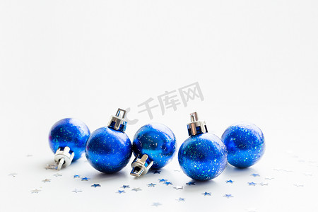 星空宇宙装饰摄影照片_圣诞节和新年背景与圣诞树的蓝色星空装饰球。