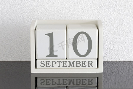 九月日历摄影照片_白色块日历当前日期为 10 月和 9 月
