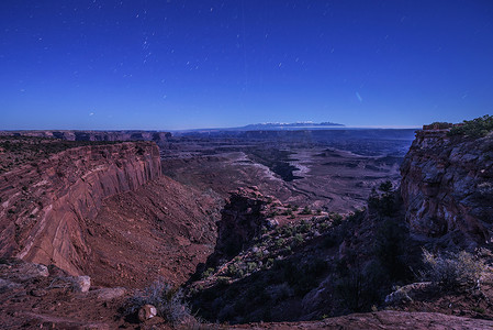 在犹他州峡谷地国家公园俯瞰巴克峡谷上方的夜空