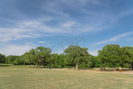 美国得克萨斯州有草坪和树木茂盛的自然城市公园