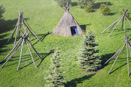 美国原住民营地的棚屋式茅草屋。