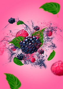 覆盆子和黑莓从空中落在粉红色的背景和叶子上。