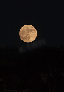 拉古纳海滩上空的超级月亮