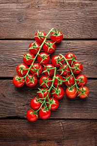 西红柿番茄摄影照片_木桌树枝上的新鲜樱桃西红柿，顶视图