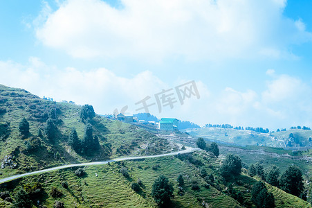 东南亚风光摄影照片_喜马拉雅山区开阔乡村的绿色梯田和美丽的黄色草地景观全景。