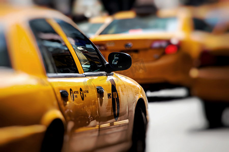 纽约州摄影照片_黄色出租车在美国纽约州纽约时代广场疾驰而过。