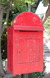 旧木红色邮箱