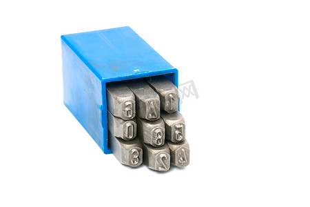 山水画冲孔板摄影照片_白色背景中突显的蓝色塑料盒中的一组金属印章编号冲孔