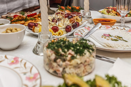 装饰虾摄影照片_节日餐桌上的虾沙拉