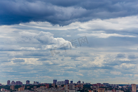 俄罗斯夏季日光城市景观，有大积云和面板公寓房的细小地平线