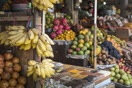 印度尼西亚巴厘岛村庄的露天水果市场。