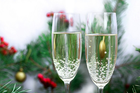 金色松枝摄影照片_圣诞假期静物画，有香槟、松枝、红色