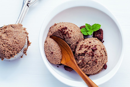 用新鲜薄荷在白碗中特写巧克力冰淇淋