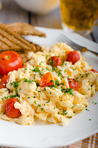 Scrambled eggs with baked tomatoes and chives, panini 烤西红柿炒鸡蛋