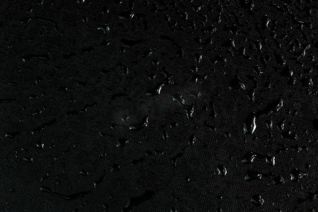 带水滴的黑色平面橡胶表面深色宏观背景