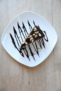 在木背景的巧克力蛋糕
