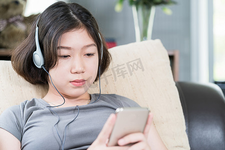 手机听音乐摄影照片_亚洲女性用手机听音乐