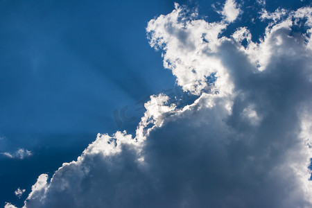 太阳在云层后摄影照片_云层后面的太阳光线