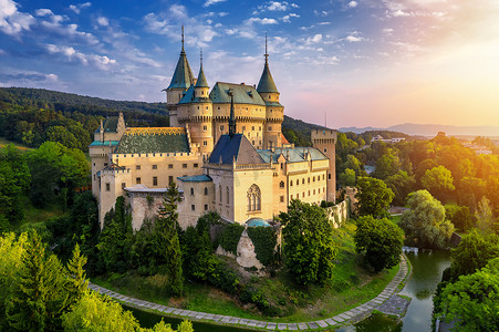 城堡摄影照片_Bojnice 中世纪城堡鸟瞰图，斯洛伐克的联合国教科文组织遗产