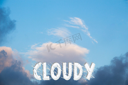 在天空中发现的多云标签和灰色云