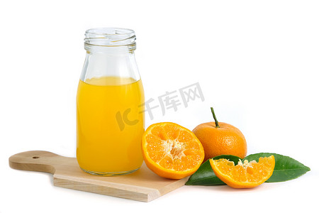 木杯垫上方的新鲜橙汁，配上生的切片橙果