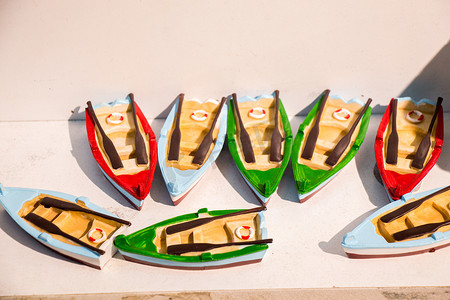 模型船摄影照片_一套五颜六色的小模型船