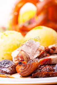 猪肉卷饼摄影照片_烤巴伐利亚猪肉饺子