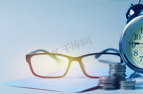 带银行账户存折的眼镜，用于储蓄财务和 acc
