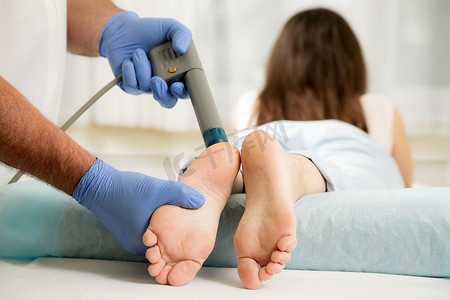 足底筋膜炎的体外冲击波疗法。