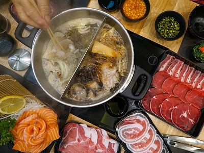 涮涮锅是一种日本火锅，由切成薄片的肉和蔬菜在水中煮沸。