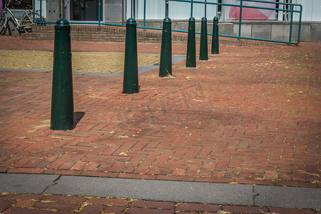 绿色杆子摄影照片_有绿色杆子和样式路面的城市风景路