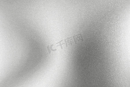纹理银色摄影照片_发光的银色波浪钢板表面，抽象纹理背景