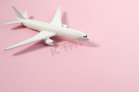 淡色国风水墨背景摄影照片_模型飞机，淡色背景的飞机