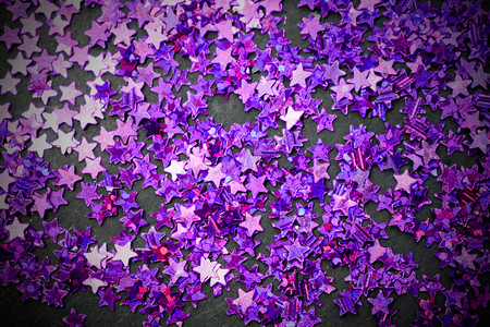 星紫色背景摄影照片_带复制空间的紫色闪光星黑色背景