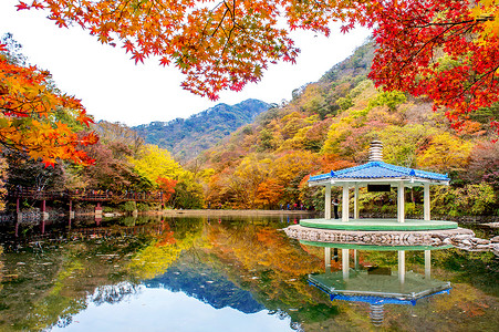 红色江山摄影照片_韩国 Naejangsan 国家公园的秋天。